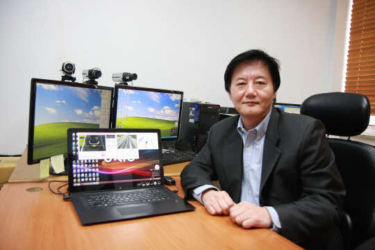 차세대 스마트고속도로 핵심기술 개발  차세대 스마트고속도로에서 현재의 톨게이트 발권시스템을 대체할 핵심기술인 '스마트 톨링 시스템'에 사용할 수 있는 '번호판 인식 엔진'을 개발한 경일대 전자공학과 김진호(54) 교수.